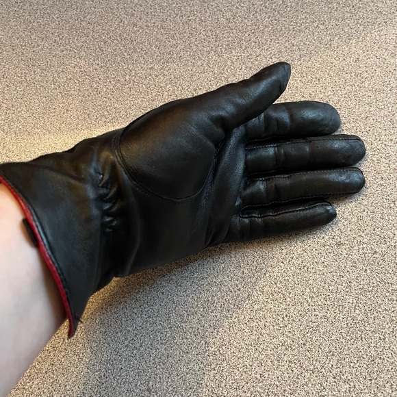 Black Leather & Suede Gloves With Red Piping - Picture 5 of 11